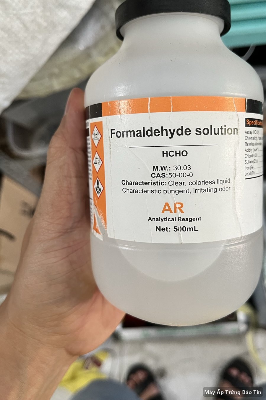 Chai dung dịch formol (formaldehyde HCHO) dùng xông sát khuẩn máy ấp trứng