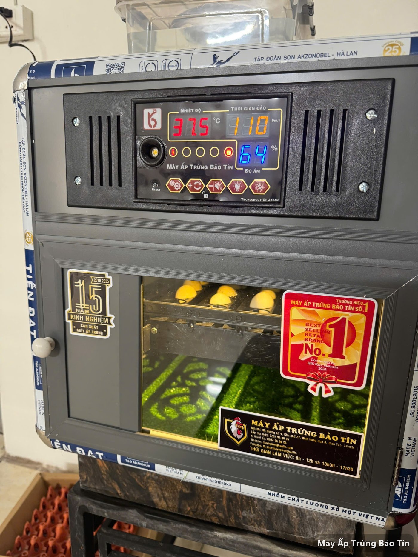 Máy ấp trứng Bảo Tín PLUS-66 với tem thương hiệu và 15 năm kinh nghiệm, panel hiện 37.5°C – 64% độ ẩm