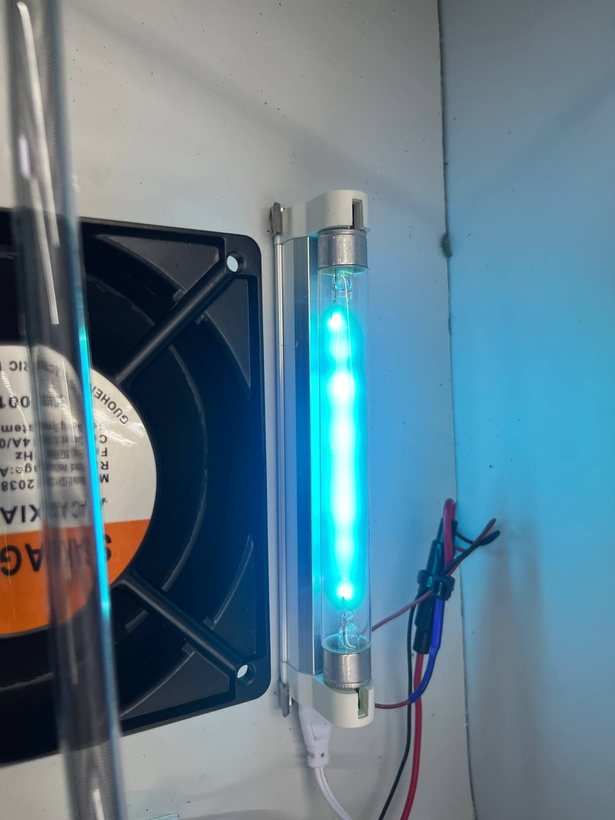 Bóng UVC đang hoạt động phát ánh sáng tím xanh trong buồng đốt máy ấp trứng Bảo Tín
