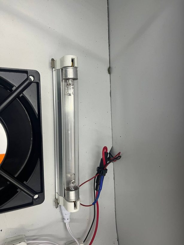 Bóng UVC diệt khuẩn trong buồng đốt máy ấp trứng Bảo Tín lúc chưa bật, nằm sát vách sau cạnh quạt đối lưu