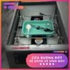 Cửa buồng đốt nhiệt của máy ấp trứng Bảo Tín mở hẳn lên, thấy nguyên cụm bên trong gồm khay nước tạo ẩm, quạt đối lưu và bóng tạo nhiệt, dễ lau chùi vệ sinh