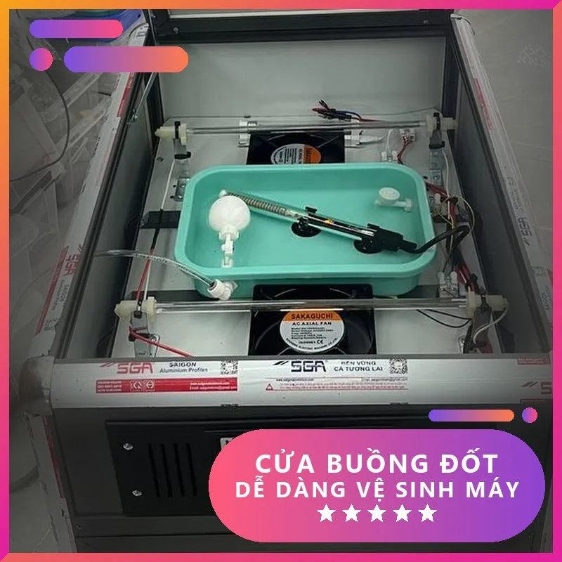 Cửa buồng đốt nhiệt của máy ấp trứng Bảo Tín mở hẳn lên, thấy nguyên cụm bên trong gồm khay nước tạo ẩm, quạt đối lưu và bóng tạo nhiệt, dễ lau chùi vệ sinh