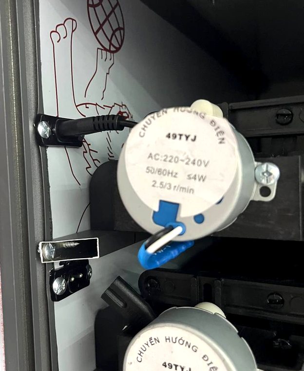 Ảnh thật jack kết nối khay đảo trứng máy ấp Bảo Tín: mỗi khay một motor 49TYJ riêng, nhãn ghi AC 220-240V, 50/60Hz, dưới 4W, tốc độ 2,5 vòng mỗi phút, dây nối bằng jack cắm vào thành máy